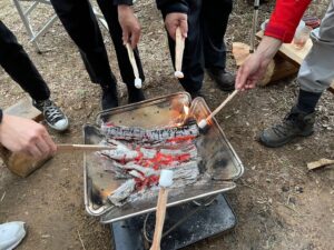 未焚き火を囲んでマシュマロ